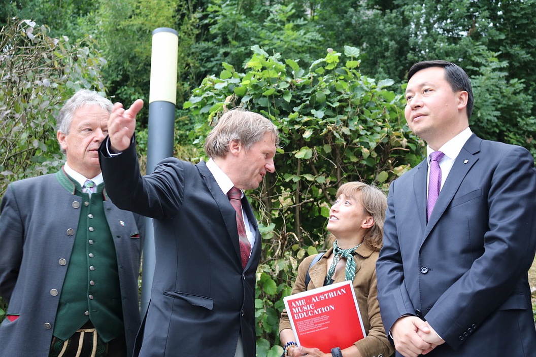 Mayor of Leshan visiting the AME