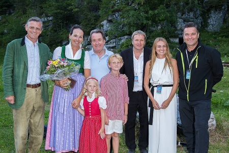 v.l.n.r: Karl-Heinz Muhr, Elisabeth Muhr, Rudolf Buchbinder, Greta Obermair, Noah Obermair, Peter Brugger, Romana Obermair, Bgm. Egon Höll Eisklang